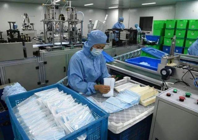 县也在72小时内建成医用口罩厂,目前日产能达到4万多只医用外科口罩